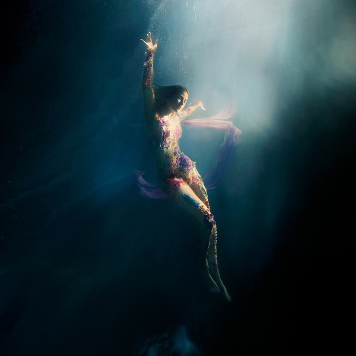 [서울=뉴시스] 엘리 굴딩 음반 '하이어 댄 헤븐(Higher Than Heaven)'_아트워크. 2023.04.07. (사진 = 유니버설뮤직 제공) photo@newsis.com *재판매 및 DB 금지