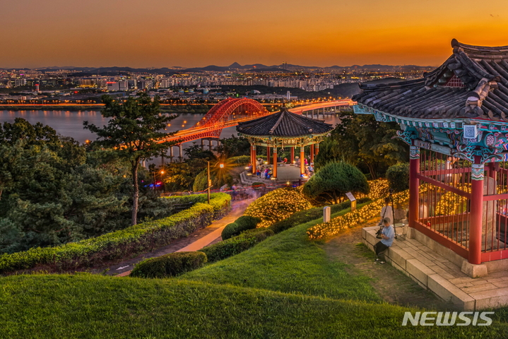 행주산성 정상에서 내려다 본 야경. (사진=고양시 제공)