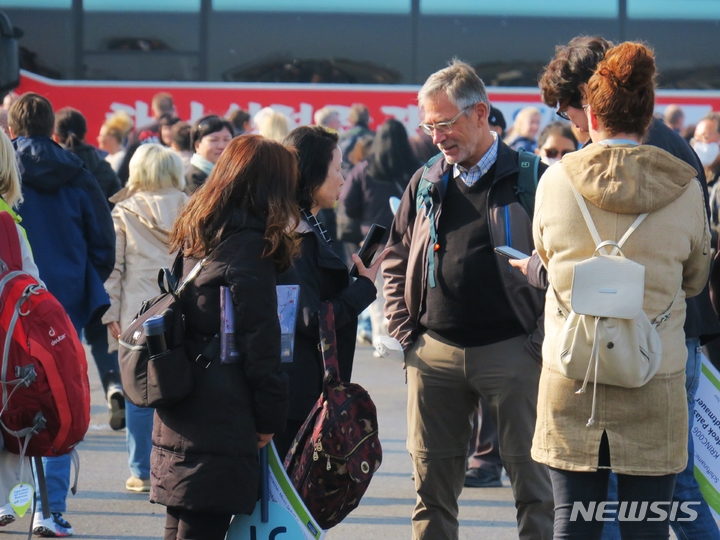 [인천=뉴시스] 김동영 기자 = 7일 오전 인천시 연수구 송도동 인천항 크루즈터미널 앞 주차장에서 승객들이 관광을 즐기기 위해 버스로 향하고 있다. 이날 오전 8시께 입항한 독일 튜이 크루즈(TUI CRUISE)사의 9만8000t급 마인 쉬프(Mein Schiff) 5호는 승객 2800여명을 태우고 지난달 홍콩에서 출항해 일본, 부산을 거쳐 인천에 입항했다. 2023.04.07. dy0121@newsis.com 