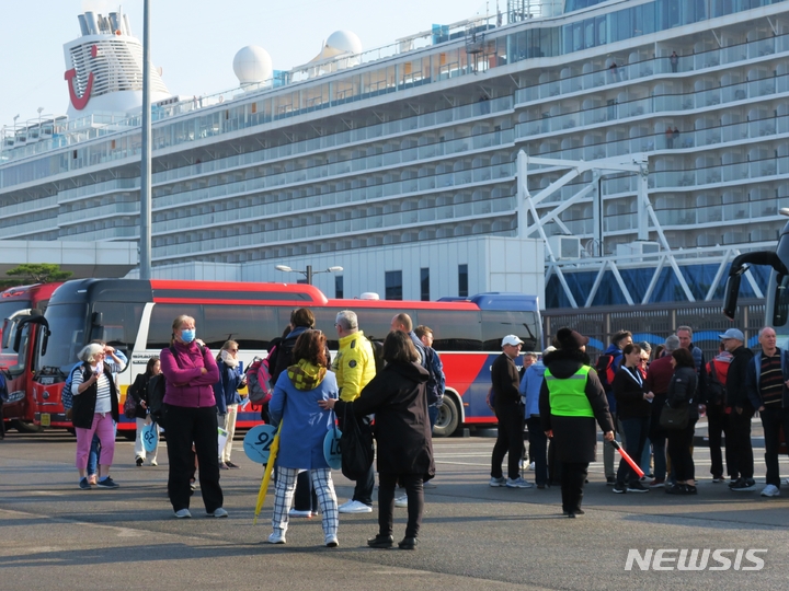 [인천=뉴시스] 김동영 기자 = 7일 오전 인천시 연수구 송도동 인천항 크루즈터미널 앞 주차장에서 승객들이 관광을 즐기기 위해 버스로 향하고 있다. 이날 오전 8시께 입항한 독일 튜이 크루즈(TUI CRUISE)사의 9만8000t급 마인 쉬프(Mein Schiff) 5호는 승객 2800여명을 태우고 지난달 홍콩에서 출항해 일본, 부산을 거쳐 인천에 입항했다. 2023.04.07. dy0121@newsis.com 