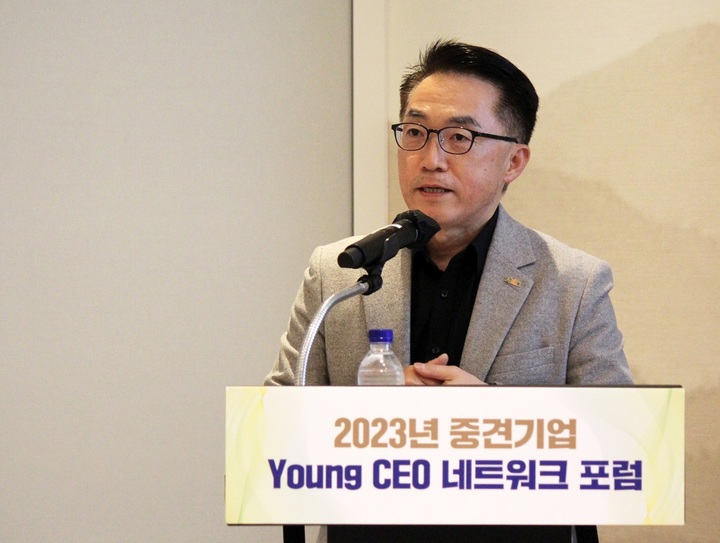 [서울=뉴시스] 7일 '2023년 제1회 중견기업 Young CEO 네트워크 포럼'에서 개회사를 하는 이호준 한국중견기업연합회(중견련) 상근부회장​. (사진=중견련 제공) 2023.04.07. photo@newsis.com  *재판매 및 DB 금지