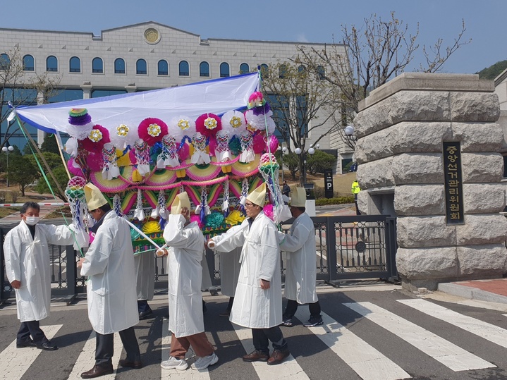 [과천=뉴시스]이동민 기자 = 전북 순창군 구림농협 교통사고 피해자가족협의회는 7일 선관위 정문 앞에서 상복을 입고 상여를 옮기는 퍼포먼스를 진행했다.(피해자가족협의회 제공) *재판매 및 DB 금지