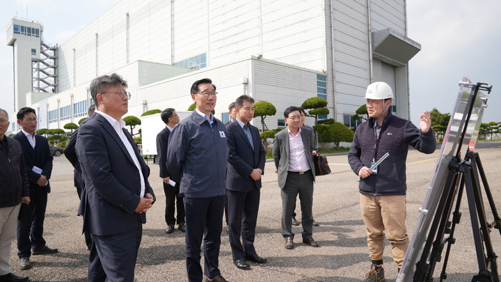 어명소 국토교통부 제2차관이 7일 전남 고흥 국가종합성능비행시험장을 방문해 전라남도 및 고흥군 관계자들과 함께 올해 8월부터 본격적으로 시작되는 K-UAM 그랜드챌린지 1단계 준비 상황을 점검하고 있다.(사진 제공=국토부) *재판매 및 DB 금지