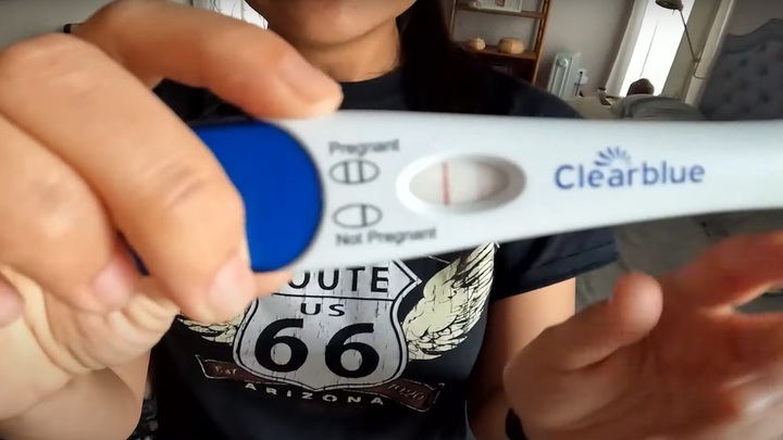 유튜버 올리버쌤은 7일 영상을 통해 둘째 아이가 생겼다고 밝혔다. 올리버쌤이 영상에서 임신테스트기를 공개하고 있다.(사진 : 올리버쌤 유튜브 영상 캡처) *재판매 및 DB 금지