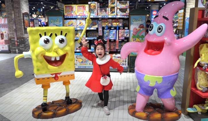 [서울=뉴시스]유튜브 채널 'Boram Tube ToysReview [보람튜브 토이리뷰]'는 지난 3월24일 'Boram and the most fun play for kids'라는 제목의 영상을 업로드했다. (사진=보람튜브 토이리뷰 유튜브 채널 영상 캡처) 2023.04.07. photo@newsis.com *재판매 및 DB 금지