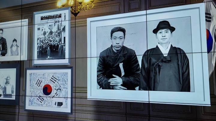 [천안=뉴시스] 윤정민 기자 = 기자가 직접 참여한 독립기념관 내 마법사진관. 슈퍼노바가 고화질로 복원한 안중근 의사 사진에 기자 얼굴도 들어가 마치 안 의사와 함께 있는 듯한 느낌을 준다. 2023.04.06. alpaca@newsis.com *재판매 및 DB 금지