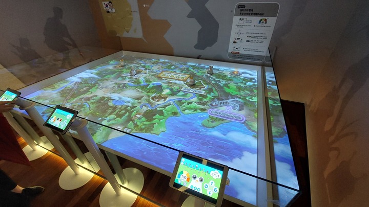 [천안=뉴시스] 윤정민 기자 = 기자가 직접 참여한 독립기념관 내 '누구(NUGU)'를 적용한 코딩 로봇 '알버트' 독립운동 체험관. 알버트 로봇을 직접 조종해 만주 독립운동 임무를 수행하고 있다. 2023.04.06. alpaca@newsis.com *재판매 및 DB 금지