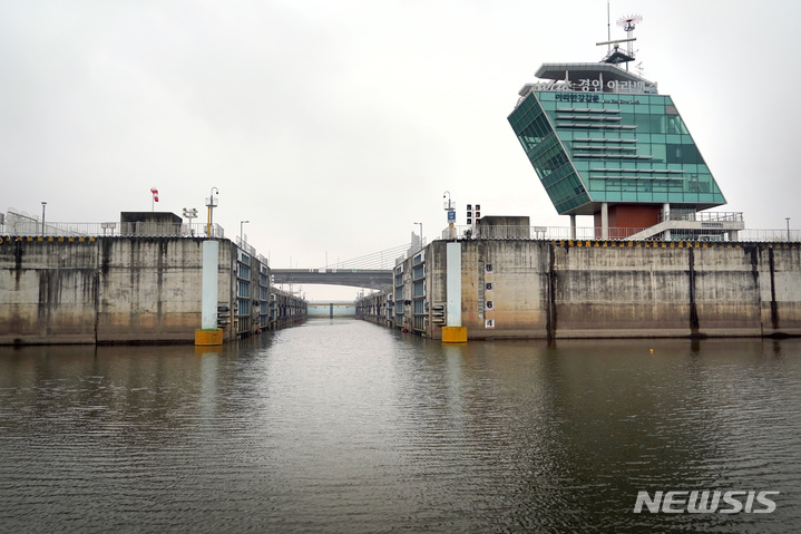 [서울=뉴시스]서울시가 2026년 여의도에 조성키로 한 국제여객터미널 '서울항' 개항에 앞서 여의도한강공원 내 신규 선착장을 만들기로 했다. 이번 여의도 선착장 조성으로 서해뱃길 사업을 본격화한다는 계획이다. (사진=서울시 제공). 2023.04.09. photo@newsis.com 