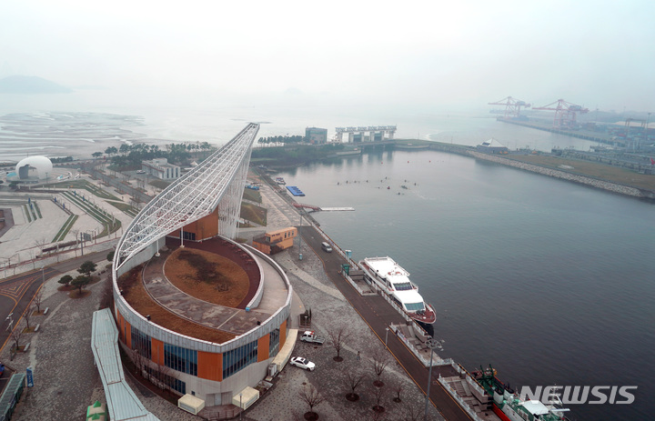 [서울=뉴시스]서울시가 2026년 여의도에 조성키로 한 국제여객터미널 '서울항' 개항에 앞서 여의도한강공원 내 신규 선착장을 만들기로 했다. 이번 여의도 선착장 조성으로 서해뱃길 사업을 본격화한다는 계획이다. 여의도 관공선 선착장에 정박 중인 르네상스호. (사진=서울시 제공). 2023.04.09. photo@newsis.com 