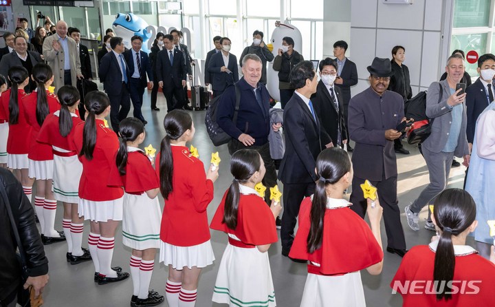 [부산=뉴시스] 하경민 기자 = 2030세계박람회 개최 후보지인 부산에 대한 실사를 마무리한 국제박람회기구(BIE) 실사단이 7일 부산 강서구 김해국제공항 국제선 청사에서 합창단원 등의 환송을 받으며 이동하고 있다. 2023.04.07. yulnetphoto@newsis.com