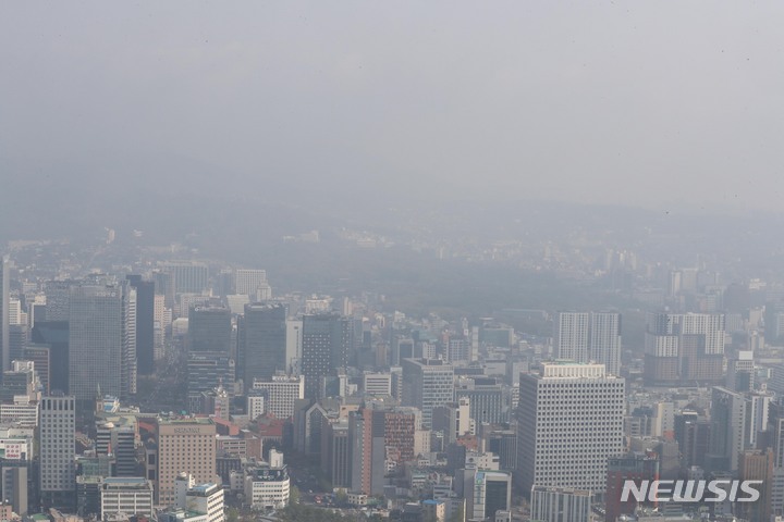 [서울=뉴시스] 조성봉 기자 = 초미세먼지 농도가 '나쁨' 수준을 보이는 7일 오전 서울 용산구 남산공원에서 바라본 도심이 뿌옇게 보이고 있다. 2023.04.07. suncho21@newsis.com