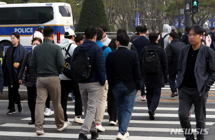 [서울=뉴시스] 조성봉 기자 = 지난달 7일 오전 서울 종로구 광화문 네거리에서 시민들이 출근길 발걸음을 재촉하고 있다. 2023.04.07. suncho21@newsis.com