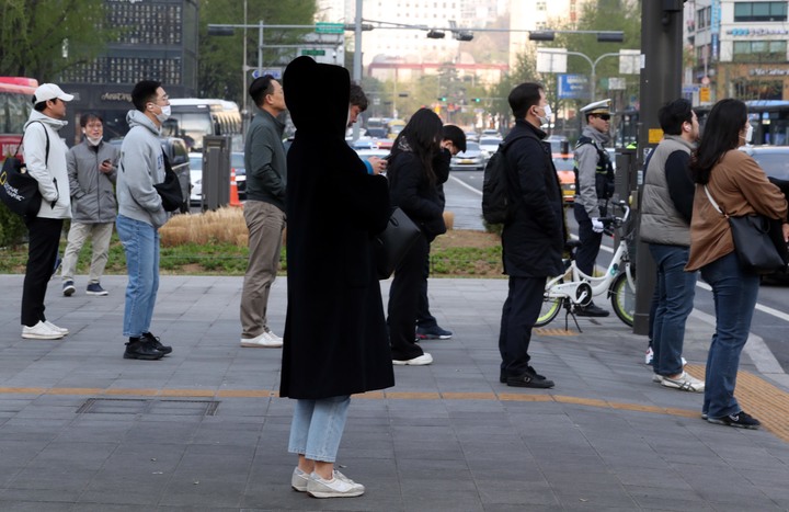 [서울=뉴시스] 조성봉 기자 = 비가 온 뒤 쌀쌀한 날씨를 보인 지난 7일 오전 서울 종로구 광화문 네거리에서 시민들이 출근길 발걸음을 재촉하고 있다. 2023.04.07. suncho21@newsis.com