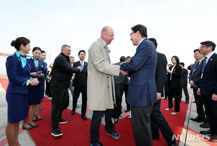 [부산=뉴시스] 하경민 기자 = 국제박람회기구(BIE) 실사단이 부산 현지 실사를 마치고 7일 오전 부산 김해국제공항에서 에어부산이 준비한 전용 특별기를 타고 부산을 떠났다. 이날 계류장에서 실사단이 부산시 박형준 시장과 윤상직 유치위원장 등의 환송을 받으며 전용기에 오르고 있다. 2023.04.07. photo@newsis.com