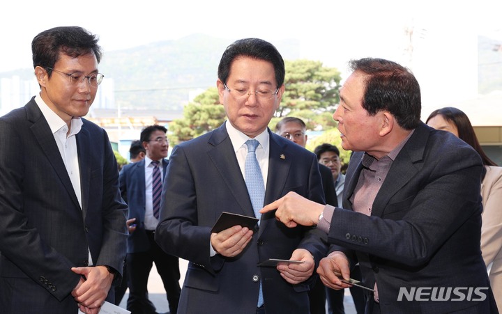 [광양=뉴시스] 이창우 기자=김영록 전남도지사(가운데)가 7일 오전 광양시 옥곡면 신금산단에서 고품질 파형강관, 파형강판, 철구조물을 제조하고 있는 ㈜픽슨을 방문, 정성만 회장으로부터 강관 재료에 대해 설명을 듣고 있다.&nbsp; (사진=전남도 제공) 2023.04.07. photo@newsis.com *재판매 및 DB 금지