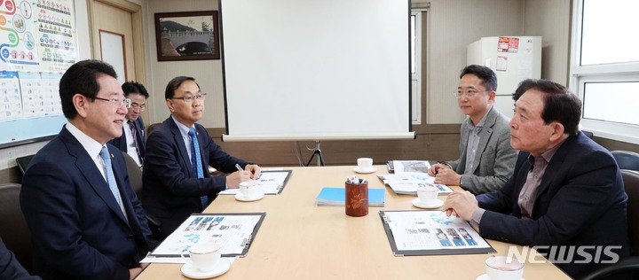 [광양=뉴시스] 이창우 기자=김영록 전남도지사(왼쪽)가 7일 오전 광양시 옥곡면 신금산단에서 고품질 파형강관, 파형강판, 철구조물을 제조하고 있는 ㈜픽슨을 방문, 정성만 회장으로부터 현황 설명을 듣고 있다. (사진=전남도 제공) 2023.04.07. photo@newsis.com *재판매 및 DB 금지