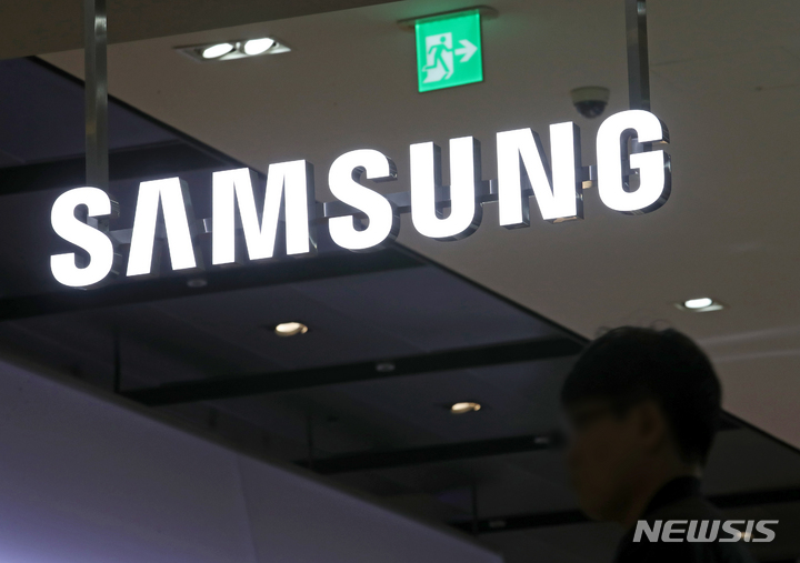 [서울=뉴시스] 조성우 기자 = 삼성전자가 21일(현지시간) 컴퓨터 메모리 회사 넷리스트와의 특허 침해 소송에서 패소, 3억300만 달러(약 4036억원)을 배상하게 됐다고 야후 파이낸스 뉴스가 보도했다. 사진은 지난 7일 오전 서울 서초구 삼성전자 서초사옥 딜라이트샵 앞에서 시민들이 오가는 모습. 2023.04.22. xconfind@newsis.com