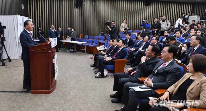 [서울=뉴시스] 추상철 기자 = 윤재옥 국민의힘 신임 원내대표가 7일 오전 서울 여의도 국회에서 열린 원내대표 선출을 위한 의원총회에서 당선인사를 하고 있다. (공동취재사진) 2023.04.07. photo@newsis.com