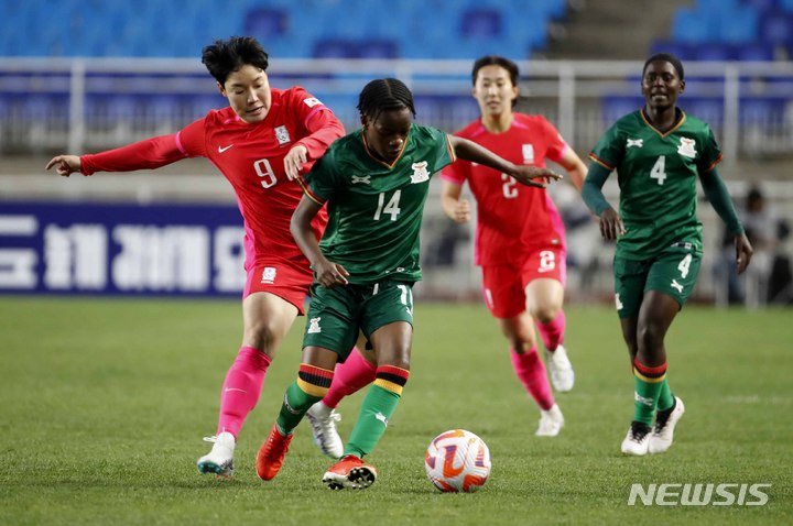[수원=뉴시스] 정병혁 기자 = 7일 경기 수원월드컵 경기장에서 열린 여자축구 한국 대 잠비아의 친선경기, 대한민국 이금민과 잠비아 이레인 룽구가 몸싸움하고 있다. 2023.04.07. jhope@newsis.com