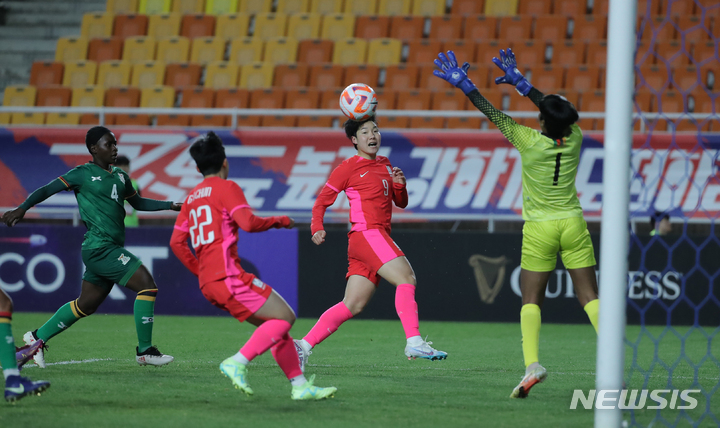 [수원=뉴시스] 김금보 기자 = 7일 경기 수원월드컵경기장에서 열린 여자축구 한국 대 잠비아의 친선경기, 후반 한국 이금민이 동점골을 넣고 있다. 2023.04.07. kgb@newsis.com
