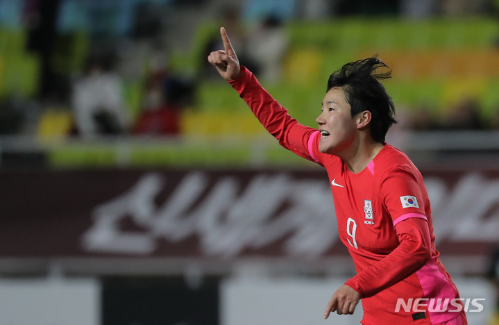 [수원=뉴시스] 김금보 기자 = 7일 경기 수원월드컵경기장에서 열린 여자축구 한국 대 잠비아의 친선경기, 후반 한국 이금민이 역전골을 넣고 세레머니 하고 있다. 2023.04.07. kgb@newsis.com