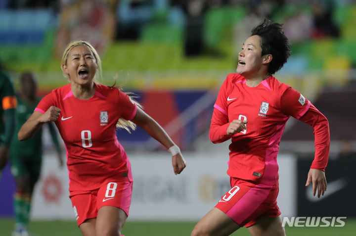 [수원=뉴시스] 김금보 기자 = 7일 경기 수원월드컵경기장에서 열린 여자축구 한국 대 잠비아의 친선경기, 후반 역전골을 넣은 한국 이금민과 조소현이 기뻐하고 있다. 2023.04.07. kgb@newsis.com