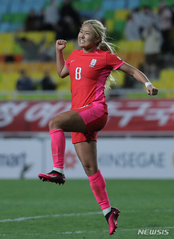 [수원=뉴시스] 김금보 기자 = 7일 경기 수원월드컵경기장에서 열린 여자축구 한국 대 잠비아의 친선경기, 후반 조소현이 추가골을 넣고 세레머니 하고 있다. 2023.04.07. kgb@newsis.com