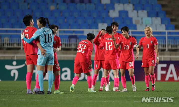 [수원=뉴시스] 김금보 기자 = 7일 경기 수원월드컵 경기장에서 열린 여자축구 한국 대 잠비아의 친선경기, 5:2로 승리한 한국 선수들이 기뻐하고 있다. 2023.04.07. kgb@newsis.com