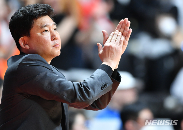 [서울=뉴시스]프로농구 고양 캐롯 김승기 감독 (사진 = KBL 제공)