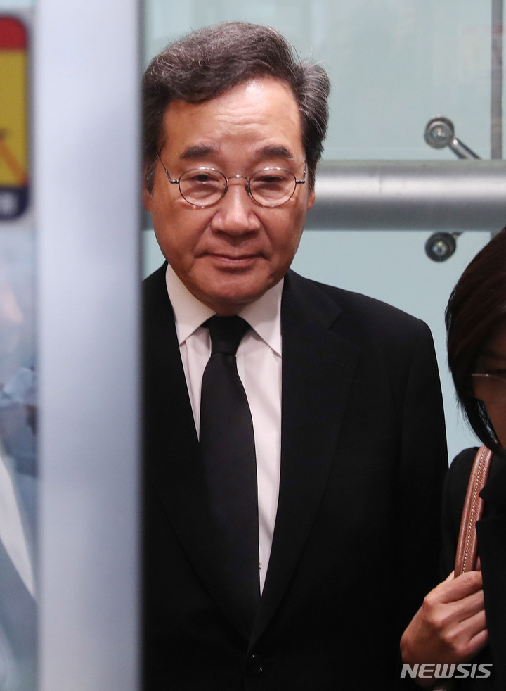 [서울=뉴시스] 추상철 기자 = 이낙연 전 더불어민주당 대표가 8일 오전 서울 강남구 삼성서울병원 장례식장에 마련된 장인의 빈소로 들어서고 있다. 2023.04.08. scchoo@newsis.com