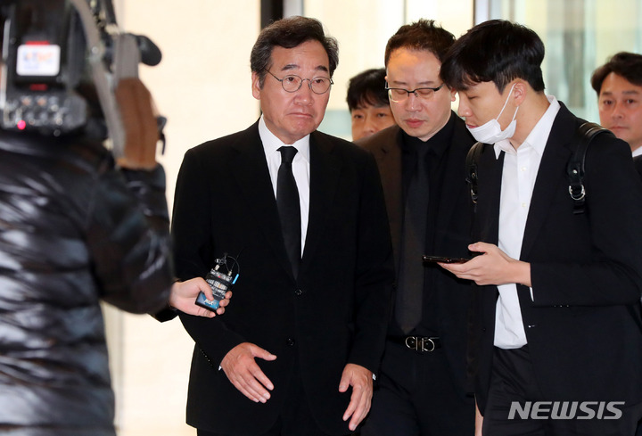 [서울=뉴시스] 추상철 기자 = 이낙연 전 더불어민주당 대표가 8일 오전 서울 강남구 삼성서울병원 장례식장에 마련된 장인의 빈소로 들어서고 있다. 2023.04.08. scchoo@newsis.com