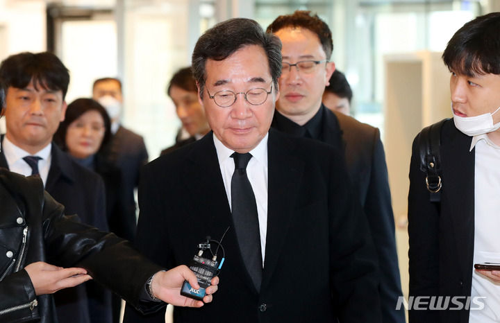 [서울=뉴시스] 추상철 기자 = 이낙연 전 더불어민주당 대표가 8일 오전 서울 강남구 삼성서울병원 장례식장에 마련된 장인의 빈소로 들어서고 있다. 2023.04.08. scchoo@newsis.com