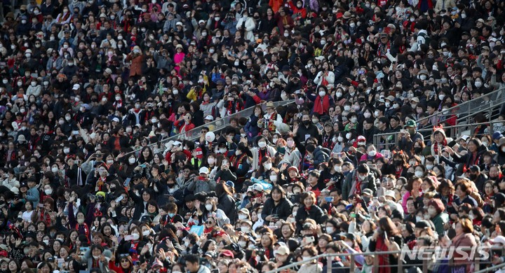 [서울=뉴시스] 김선웅 기자 = 8일 서울 마포구 서울월드컵경기장에서 열린 프로축구 K리그1 FC서울과 대구FC의 경기 시작 전 시축자로 나선 가수 임영웅이 그라운드에 오르자 팬들이 환호하고 있다. 2023.04.08. mangusta@newsis.com