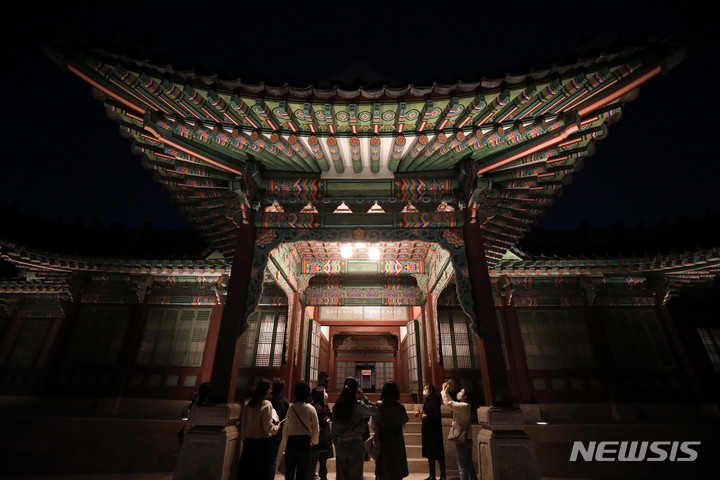 [서울=뉴시스] 김선웅 기자 = 8일 서울 종로구 창덕궁 희정당에서 야간 관람 행사가 진행되고 있다. '밝은 정사를 펼치다'라는 의미가 담긴 희정당은 대조전과 더불어 조선시대 왕과 왕비가 생활하던 창덕궁 내전 영역에 속하는 전각이다. 조선후기 편전(便殿)인 선정전을 대신해 업무보고, 국가정책 토론 등 왕의 집무실로도 활용됐다. 현재 남아 있는 희정당은 1917년 화재로 소실됐다가 1920년 재건돼 전통건축 방식과 당시 근대문물 양식이 혼재되어 있다. 조선 후기와 근대 왕실의 생활환경도 비교적 잘 남아 있다. 2023.04.08. mangusta@newsis.com