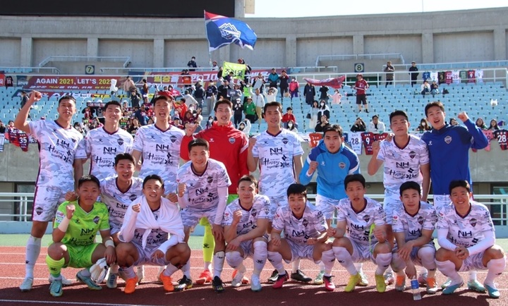 김천상무가 천안전 승리 후 기념사진을 찍고 있다 (사진=김천상무 제공) *재판매 및 DB 금지