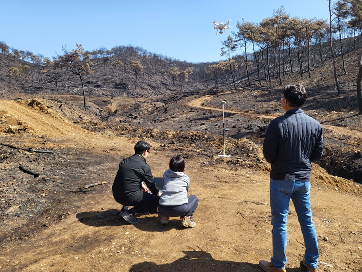 [홍성=뉴시스] 유효상 기자 = 홍성군 서부면 일원이 지난 2~4일까지 3일간 발생한 산불로 극심한 피해를 입어 특별재난지역으로 선포된 가운데 군청 공무원들이 피해조사를 마무리하기 위해 드론을 띄워 현장 피해조사를 벌이고 있다. (사진=홍성군 제공) 2023.04.08 photo@newsis.com *재판매 및 DB 금지