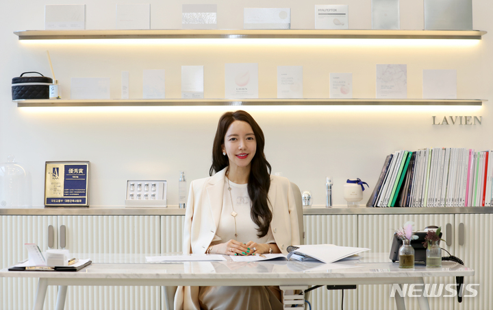 [서울=뉴시스] 조성우 기자 = 스킨케어 브랜드 라비앙 박현선 대표가 서울 강남구 라비앙 사무실에서 뉴시스와 인터뷰에 앞서 포즈를 취하고 있다. 2023.04.11. xconfind@newsis.com
