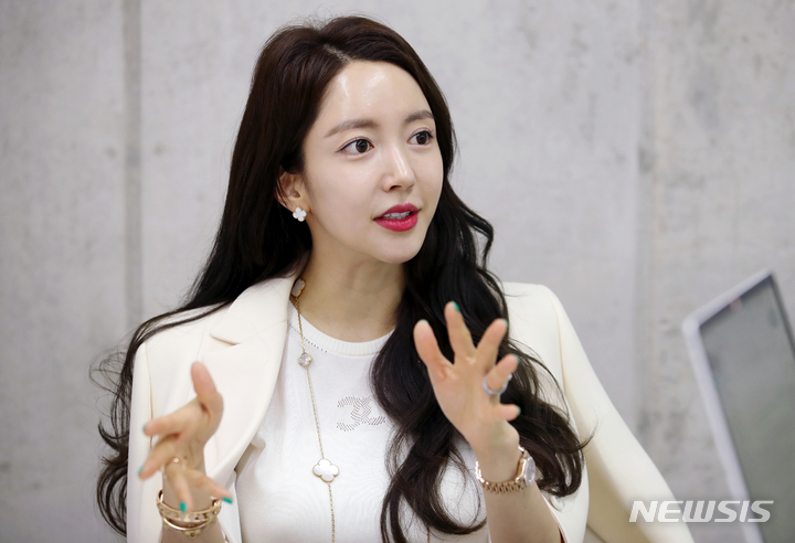 [서울=뉴시스] 조성우 기자 = 스킨케어 브랜드 라비앙 박현선 대표가 서울 강남구 라비앙 사무실에서 뉴시스와 인터뷰를 하고 있다. 2023.04.11. xconfind@newsis.com