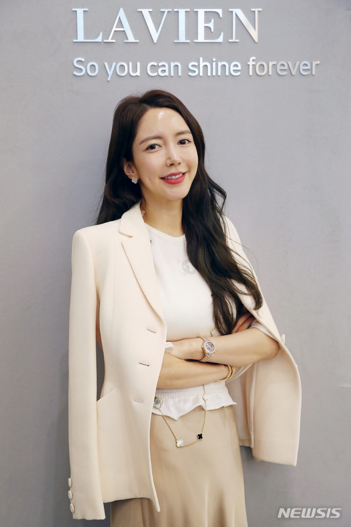 [서울=뉴시스] 조성우 기자 = 스킨케어 브랜드 라비앙 박현선 대표가 서울 강남구 라비앙 사무실에서 뉴시스와 인터뷰에 앞서 포즈를 취하고 있다. 2023.04.11. xconfind@newsis.com