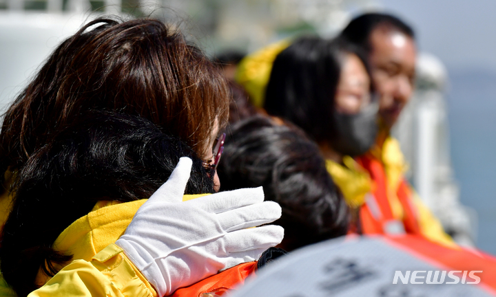 [진도=뉴시스] 이영주 기자 = 9일 오전 전남 진도군 동거차도 주변 세월호 참사 해역에서 유가족들이 서로를 위로하고 있다. 2023.04.09. leeyj2578@newsis.com