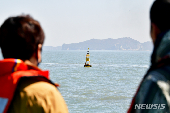 [진도=뉴시스] 이영주 기자 = 지난해 4월9일 오전 전남 진도군 동거차도 주변 세월호 참사 해역에서 참사 당시 구조 활동에 뛰어든 민간잠수사들이 세월호 부표를 바라보고 있다.  2023.04.09. leeyj2578@newsis.com