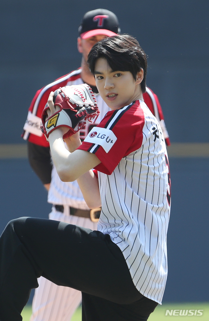 [서울=뉴시스] 고승민 기자 = 9일 서울 잠실야구장에서 열린 2023 KBO 리그 삼성 라이온즈 대 LG 트윈즈 경기, 한국 남자 싱글 선수 최초로 피겨스케이팅 세계선수권대회에서 2위를 차지한 차준환이 시구를 하고 있다. 2023.04.09. kkssmm99@newsis.com
