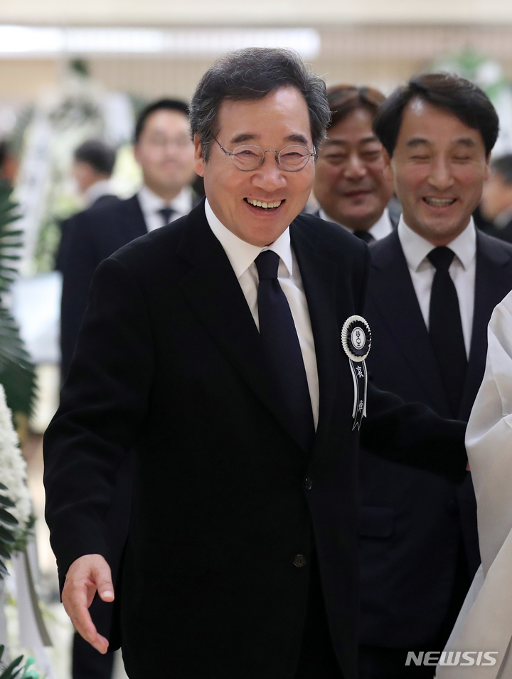 [서울=뉴시스] 이영환 기자 = 이낙연 더불어민주당 전 대표가 9일 오후 서울 강남구 삼성서울병원 장례식장에 마련된 장인 빈소에서 조문객을 배웅하고 있다. 2023.04.09. 20hwan@newsis.com