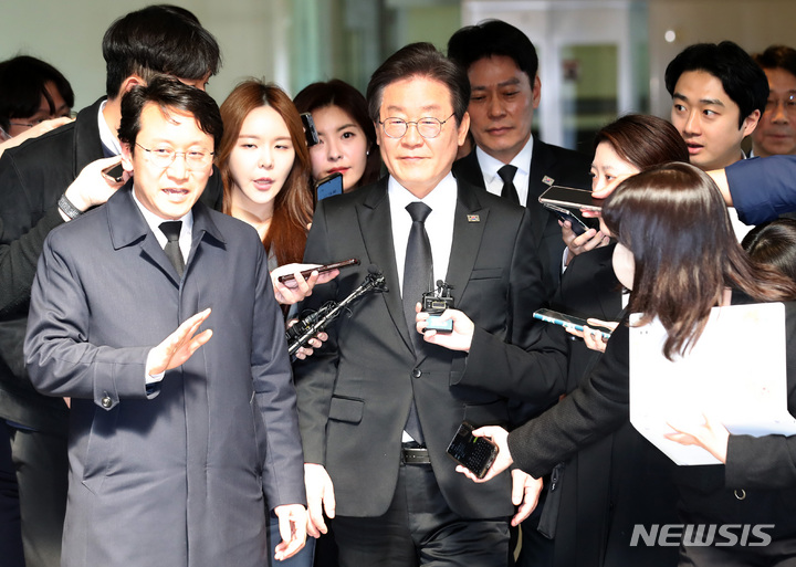 [서울=뉴시스] 이영환 기자 = 이재명 더불어민주당 대표가 9일 오후 서울 강남구 삼성서울병원 장례식장에 마련된 이낙연 더불어민주당 전 대표의 장인 빈소 조문을 마친 후 이동하고 있다. 2023.04.09. 20hwan@newsis.com