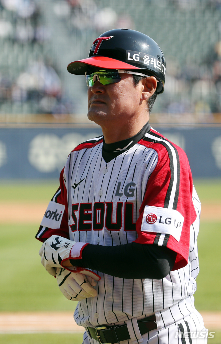 [서울=뉴시스] 고승민 기자 = 9일 서울 잠실야구장에서 열린 2023 KBO 리그 삼성 라이온즈 대 LG 트윈즈 경기, LG 이종범 코치가 이닝을 마치고 덕아웃으로 향하고 있다. 2023.04.09. kkssmm99@newsis.com