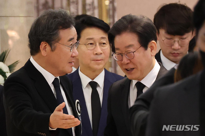 [서울=뉴시스] 이영환 기자 = 이낙연 더불어민주당 전 대표 9일 오후 서울 강남구 삼성서울병원 장례식장에 마련된 장인의 빈소에서 조문을 마친 이재명 더불어민주당 대표를 배웅하고 있다.  (공동취재사진) 2023.04.09. photo@newsis.com