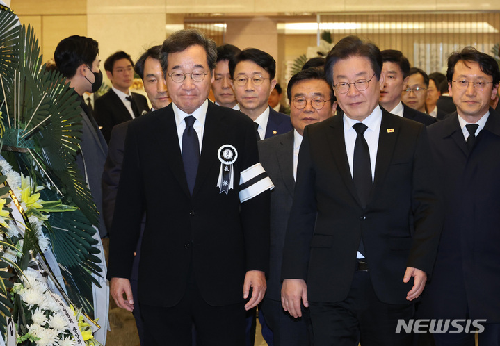 [서울=뉴시스] 이영환 기자 = 이낙연 더불어민주당 전 대표 9일 오후 서울 강남구 삼성서울병원 장례식장에 마련된 장인의 빈소에서 조문을 마친 이재명 더불어민주당 대표를 배웅하고 있다. (공동취재사진) 2023.04.09. photo@newsis.com