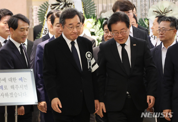 [서울=뉴시스] 이영환 기자 = 이낙연 더불어민주당 전 대표 9일 오후 서울 강남구 삼성서울병원 장례식장에 마련된 장인의 빈소에서 조문을 마친 이재명 더불어민주당 대표를 배웅하고 있다. (공동취재사진) 2023.04.09. photo@newsis.com