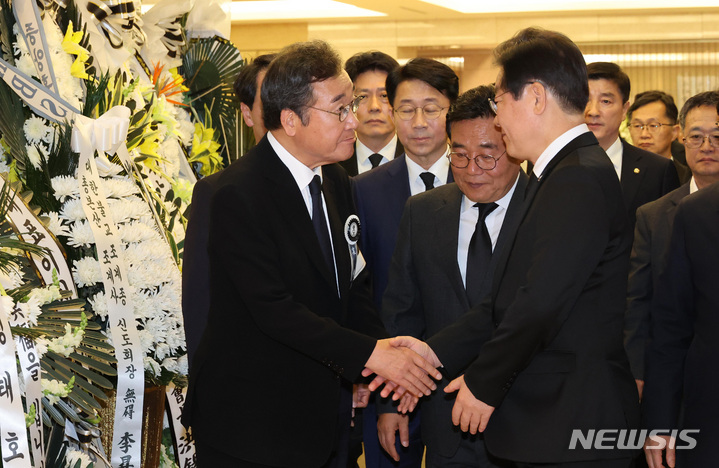 [서울=뉴시스] 이영환 기자 = 이낙연 더불어민주당 전 대표 9일 오후 서울 강남구 삼성서울병원 장례식장에 마련된 장인의 빈소에서 조문을 마친 이재명 더불어민주당 대표를 배웅하고 있다.  (공동취재사진) 2023.04.09. photo@newsis.com