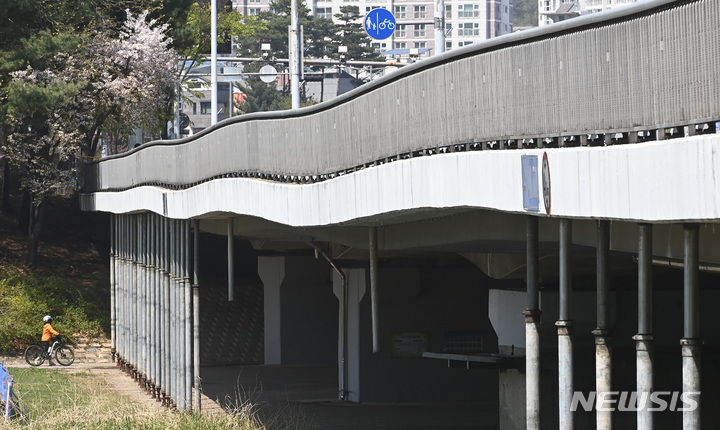 [성남=뉴시스] 김종택 기자 = 분당구 수내교 보행로 아래에 하중 분산을 위한 임시 지지대(잭서포트)가 설치돼 있다. 2023.04.09. jtk@newsis.com
